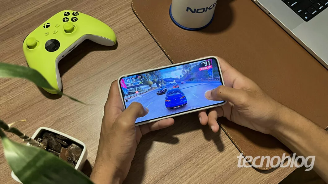 Dicas para aumentar a durabilidade do celular: 7 cuidados essenciais Guia Região dos Lagos 13 Samsung Galaxy S22+ posicionado sobre uma mesa