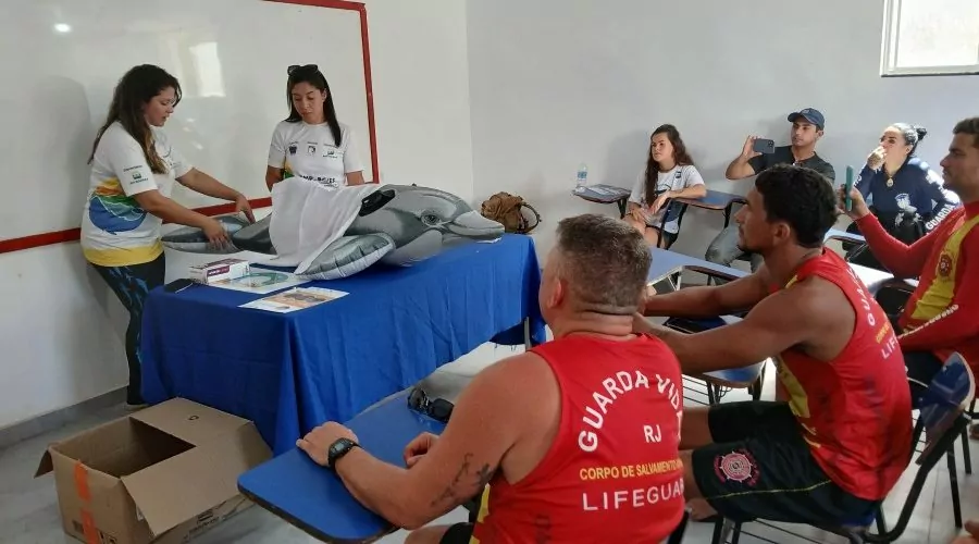 Arraial do Cabo: Instituto Albatroz participa de curso de salvamento para guarda-vidas