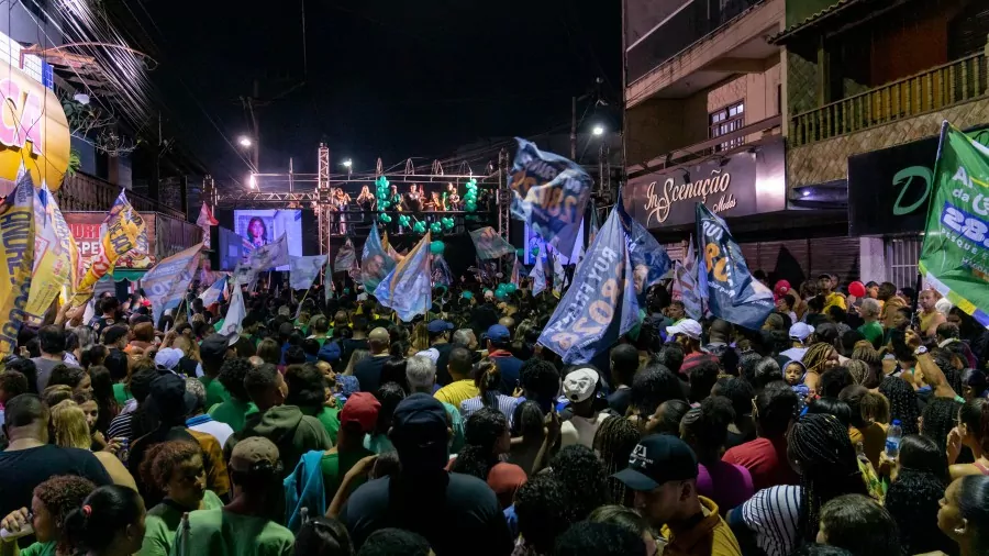 Grande multidão apoiando Magdala e Léo Mendes em Cabo Frio