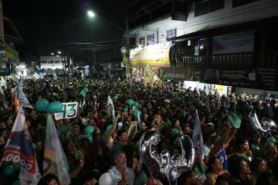 Público em apoio a Magdala e Léo Mendes no comício de Cabo Frio