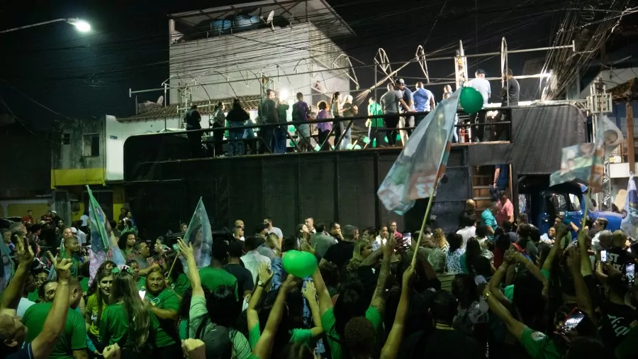 Léo Mendes faz discurso durante comício em Cabo Frio