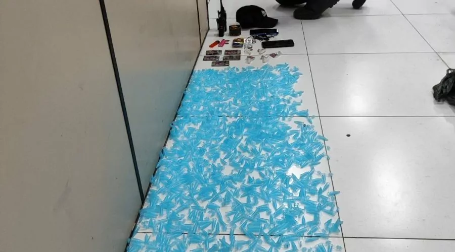 Três jovens são apreendidos com entorpecentes em Araruama