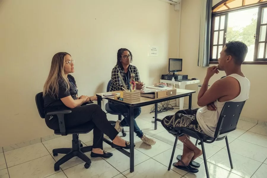 Centro de acolhimento em Maricá oferecendo suporte aos moradores de rua