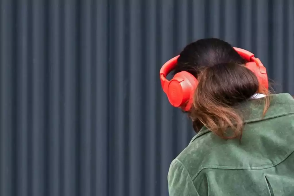 Como conectar dois fones Bluetooth ao mesmo tempo no celular Guia Região dos Lagos 3 Fones de ouvido Bluetooth conectados ao celular