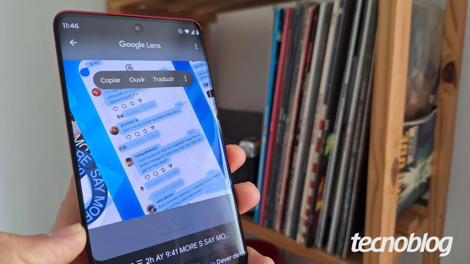 Uma mão segura um celular com o Google Lens