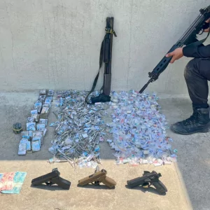 Criminosos trocam tiros com PMs em condomínio de Maricá | Enfoco