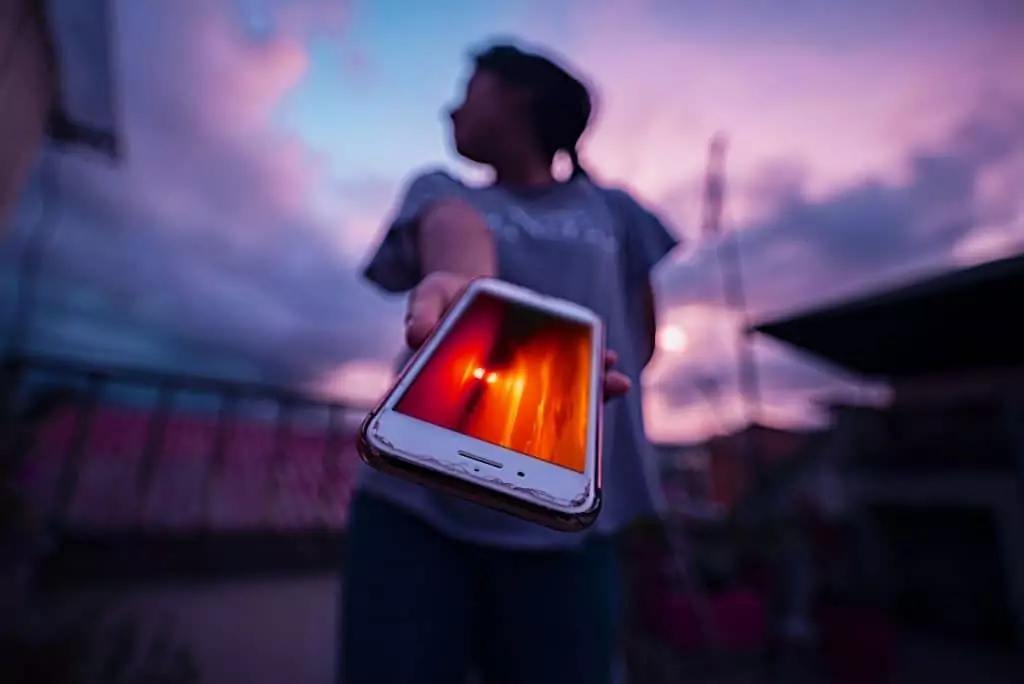 Saiba como proteger o celular duante onda de calor