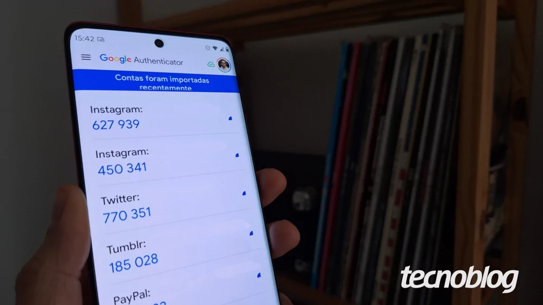 Como recuperar os códigos do Google Authenticator Uma mão segura um celular com a tela do aplicativo Google Authenticator aberta