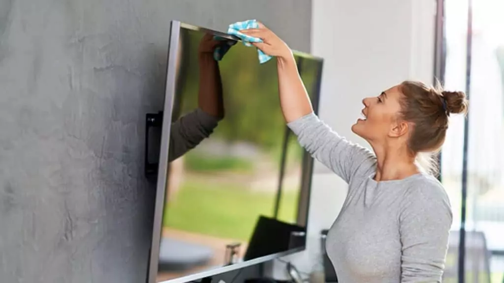 3 fatores que reduzem a durabilidade da sua televisão Guia Região dos Lagos 4 Imagem de uma mulher limpando uma televisão