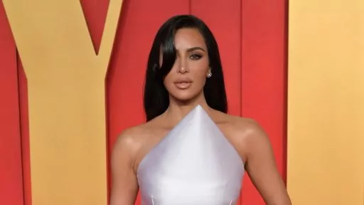 Kim Kardashian faz amizade com robô da Tesla: veja o vídeo