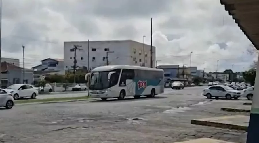 Cabo Frio: Passagem de ônibus da 1001 tem passageiros assaltados por criminosos