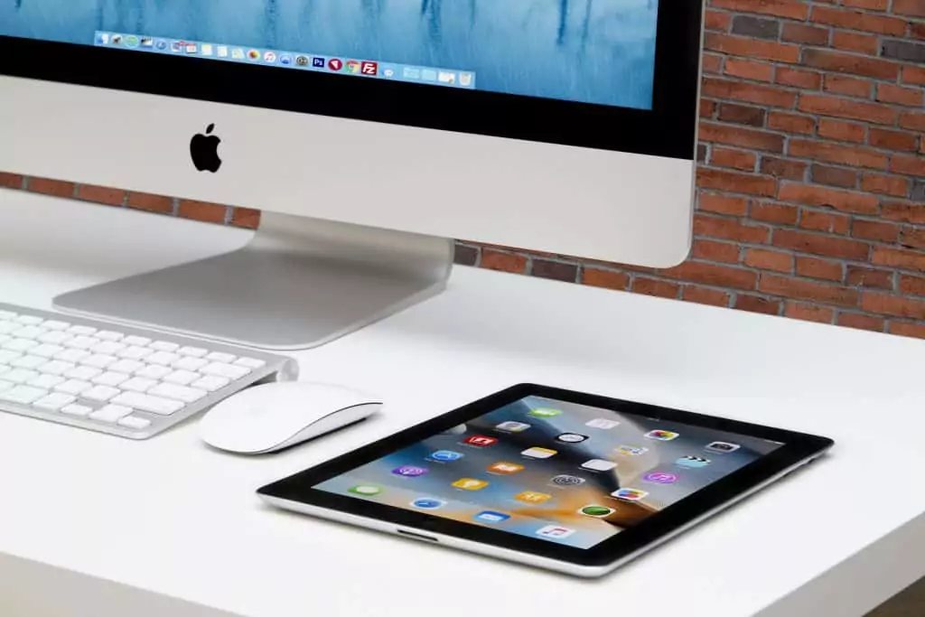 iMac e iPad juntos representando a tecnologia da Apple Imagem de iMac e iPad
