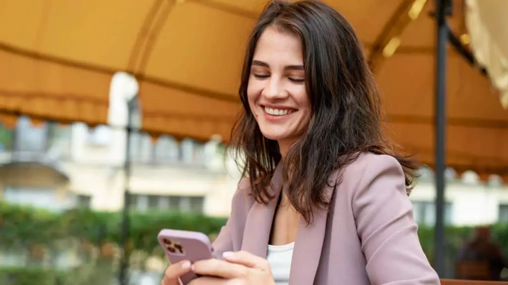 Instagram: como ver e apagar as respostas de enquetes Guia Região dos Lagos 3 Usuária interagindo com celular