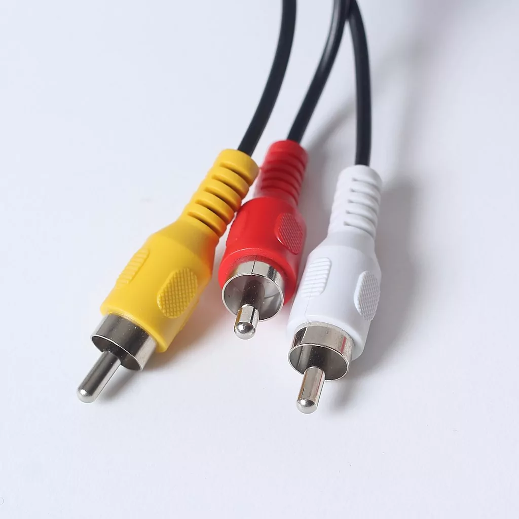 Conectores de cabos RCA típicos, utilizados em diversas aplicações Imagem de um cabo RCA