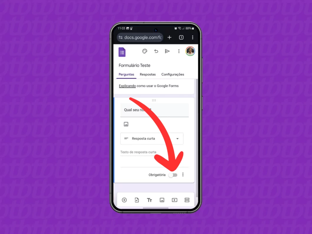 Captura de tela do site Google Forms no celular mostra como tornar a pergunta obrigatória Captura de tela do site Google Forms no celular mostra como tornar a pergunta obrigatória