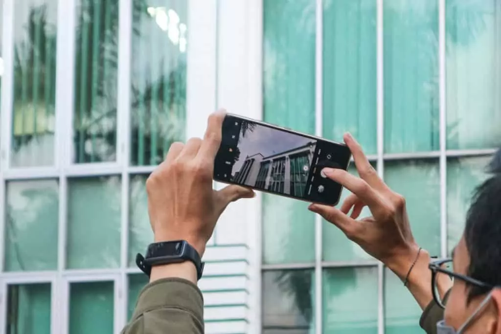 Imagem: tysyan / Shutterstock Smartwatch conectado com celular Android