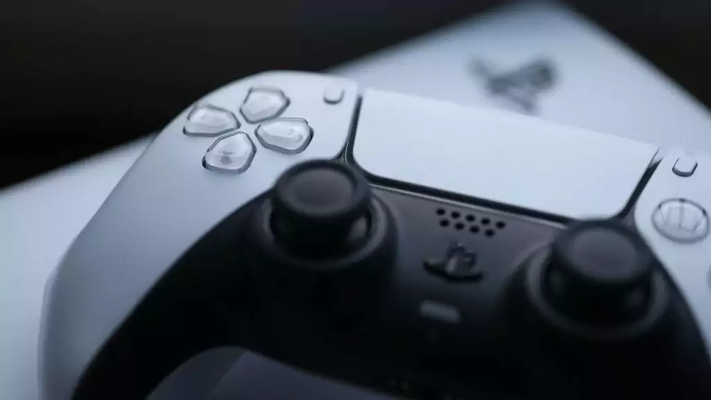 PS5 congelou? Confira o que fazer Guia Região dos Lagos 5 Controle PlayStation 5 em cima do console