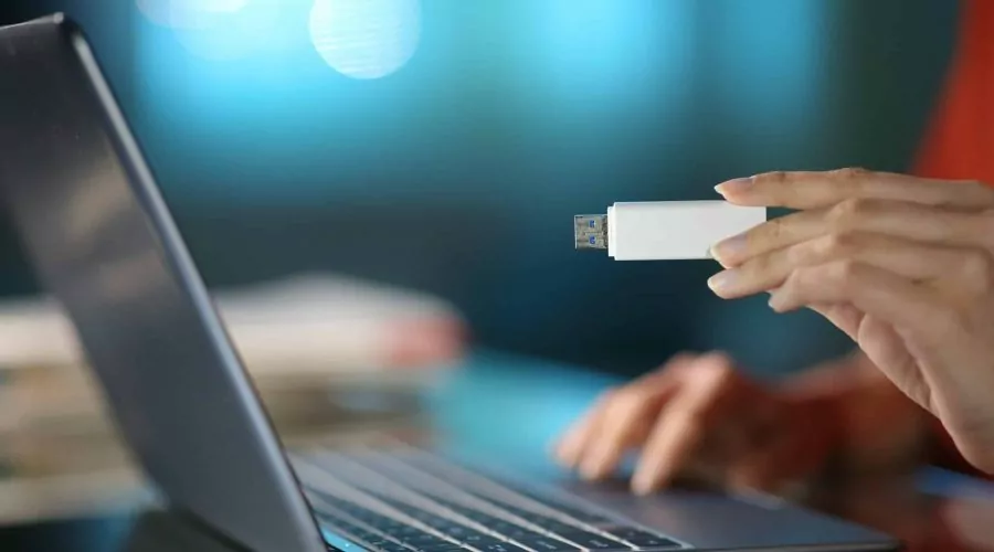 Como consertar um pen drive e cartão de memória danificados