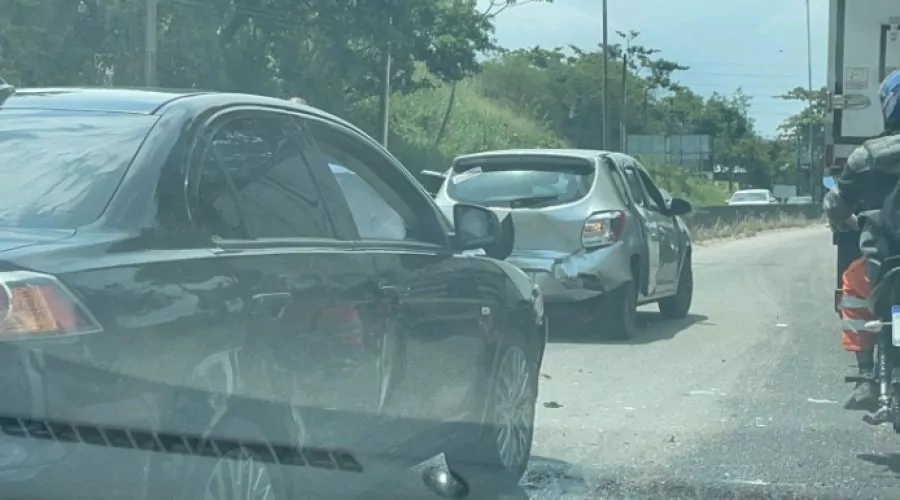 Maricá: Acidente gera trânsito na RJ-106, em São Gonçalo