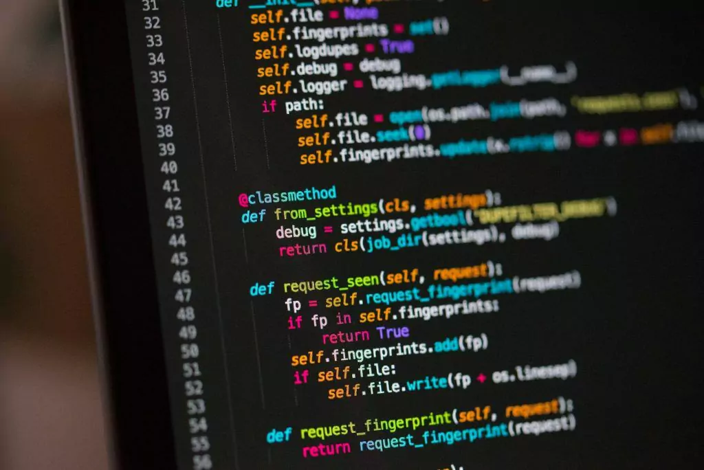 O que são front end, back end e full stack na programação? Guia Região dos Lagos 3 Código de programação via Chris Ried/Unsplash