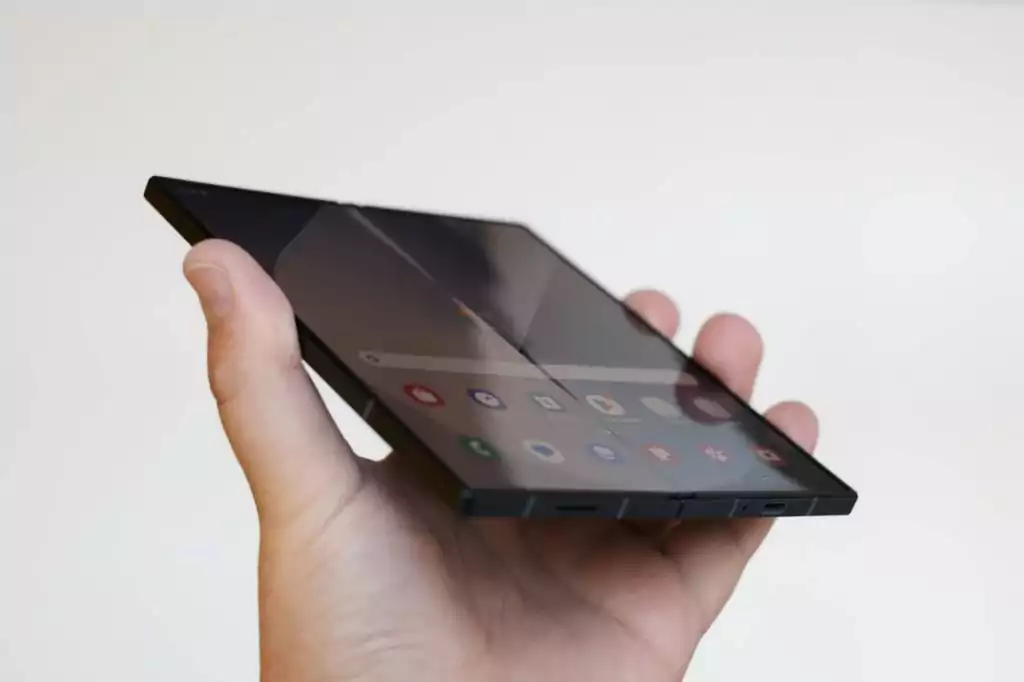 Galaxy Z Fold, da Samsung. Imagem: Karlis Dambrans/Shutterstock Galaxy Z Fold, da Samsung