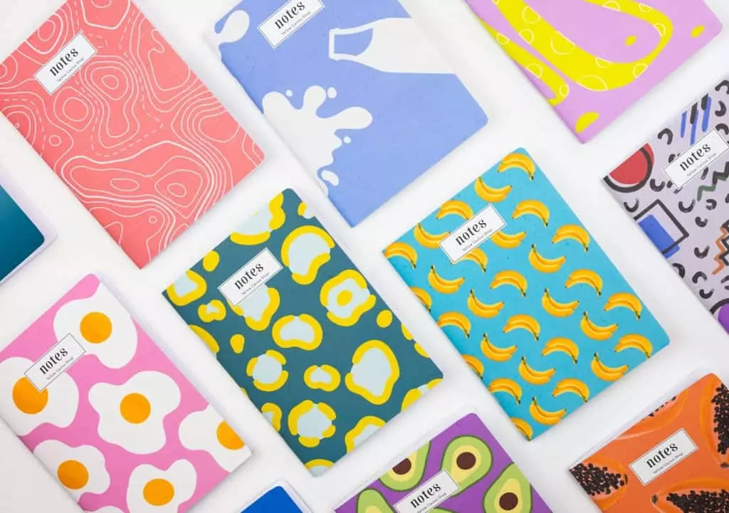 10 portais para poupar na aquisição de material escolar Guia Região dos Lagos 7 Imagem contendo diversos cadernos com capas coloridas, prontos para anotações