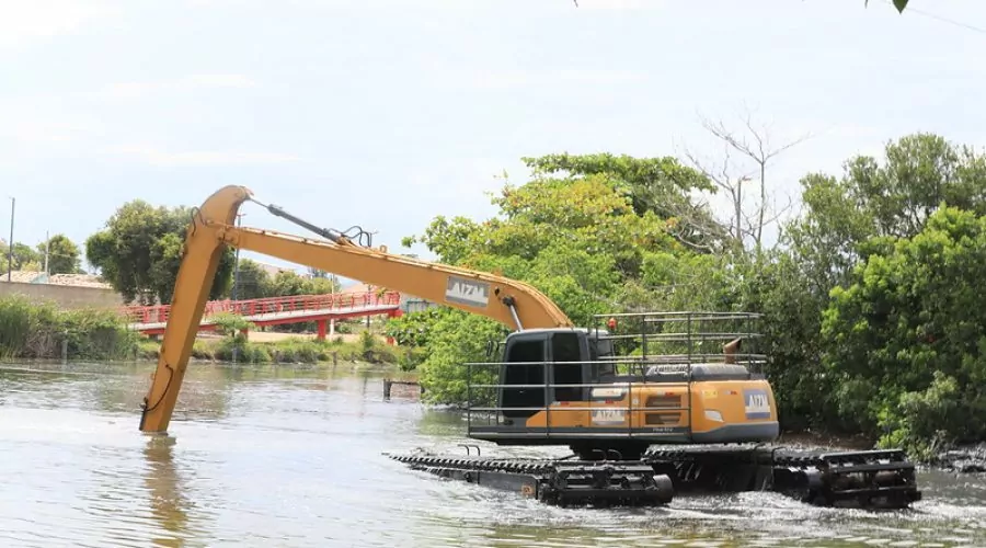 Maricá: Iniciou o serviço de limpeza do canal de Bambuí
