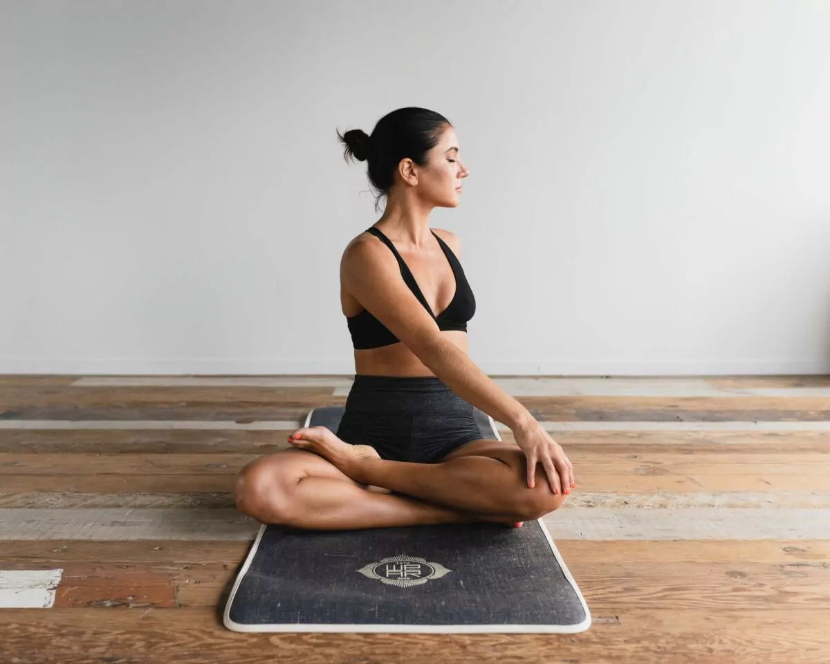 como fazer yoga em casa