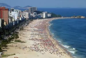 Prefeitos do Rio e de Cabo Frio fazem blitz contra caixa de som nas praias; banhistas desrespeitam lei