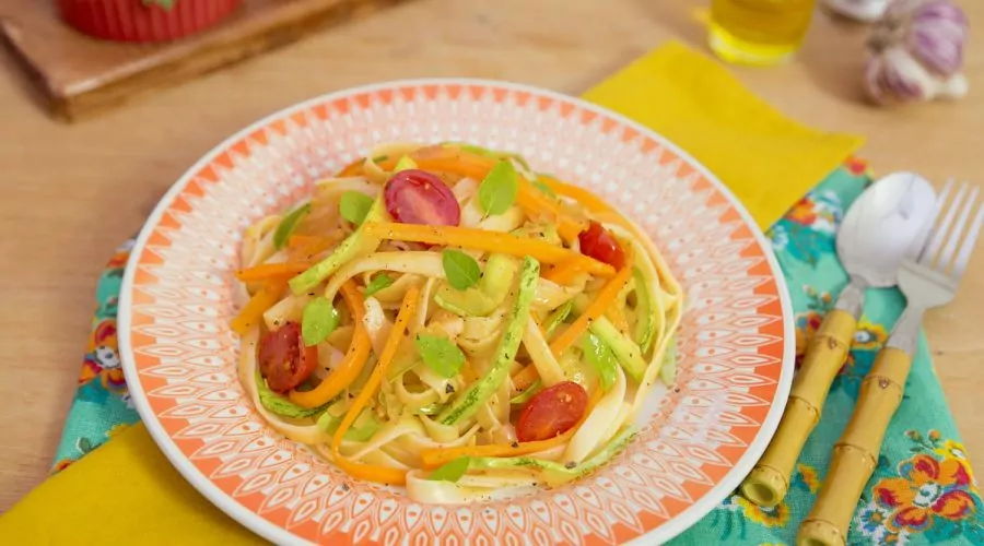 Macarrão com ninho de abobrinha, cenoura e tomate.
