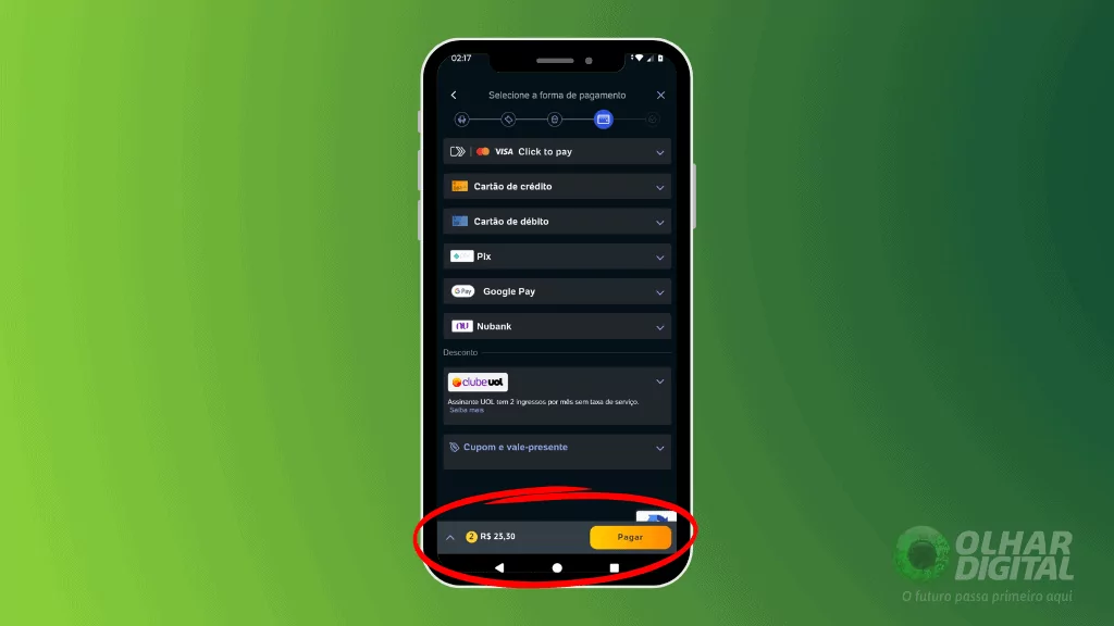 Um smartphone com o aplicativo do Ingresso.com aberto, tendo um fundo verde e exibindo o logo do Olhar Digital.