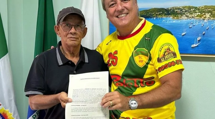 Búzios: Documento de posse do campo do Vila Nova é entregue