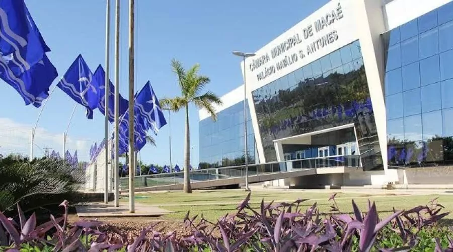 Macaé: MPRJ consegue condenação de vereador e chefe de gabinete por fraude salarial