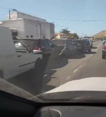 Trecho da RJ 106 em Inoã apresentando congestionamentos