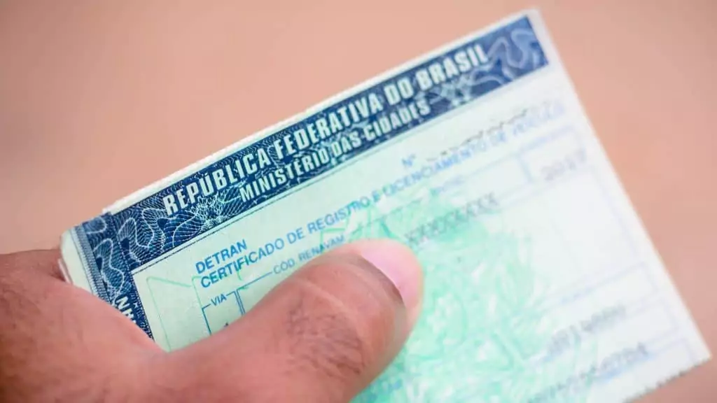 Como obter o CRLV-e no seu celular ou computador Guia Região dos Lagos 16 Close-up de um CRV físico