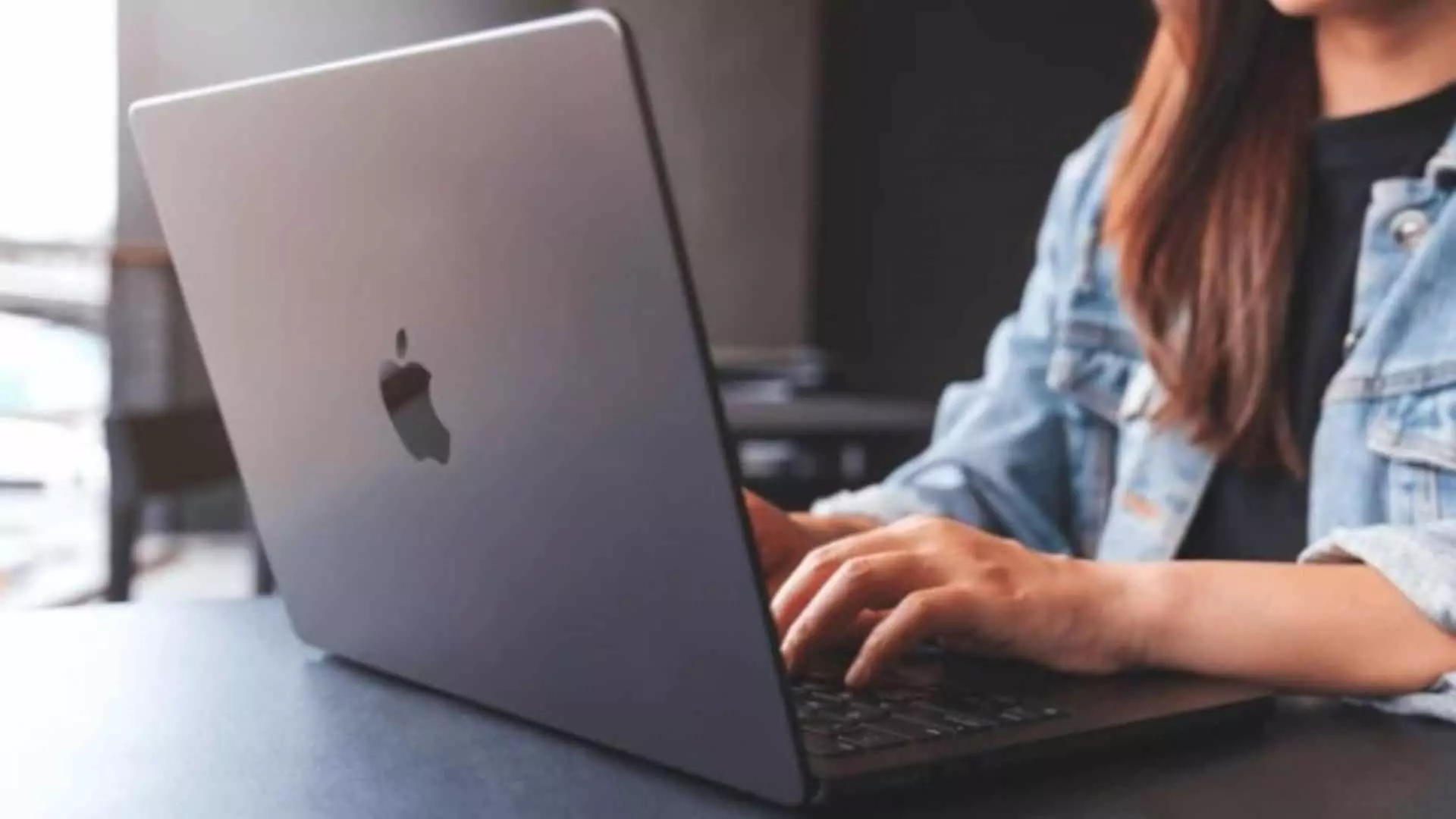 Como ajustar o MacBook para NÃO ligar ao ser aberto Guia Região dos Lagos 10 Mulher utilizando MacBook em mesa de trabalho