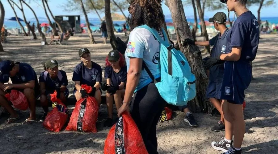 Jovens da Guarda Mirim fazem mutirão de limpeza na Praia do Pontal, em Arraial do Cabo, com apoio do Instituto BW