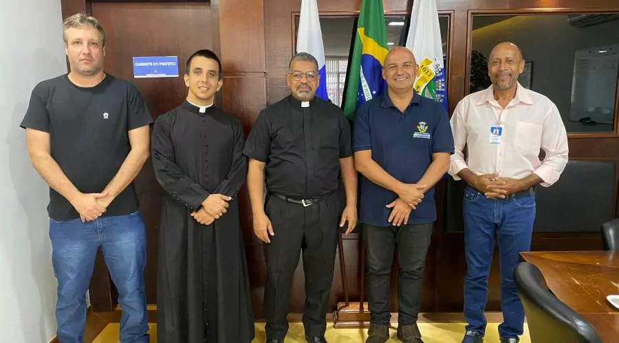 Prefeito Fábio do Pastel recebe visita do novo padre da Paróquia São Pedro
