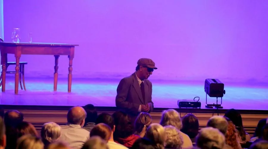 Teatro Municipal de São Pedro da Aldeia exibe a peça Chico Xavier em Pessoa neste sábado (22)