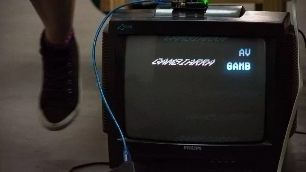 De onde vem a palavra gambiarra? Guia Região dos Lagos 7 Televisão funcionando com gambiarra