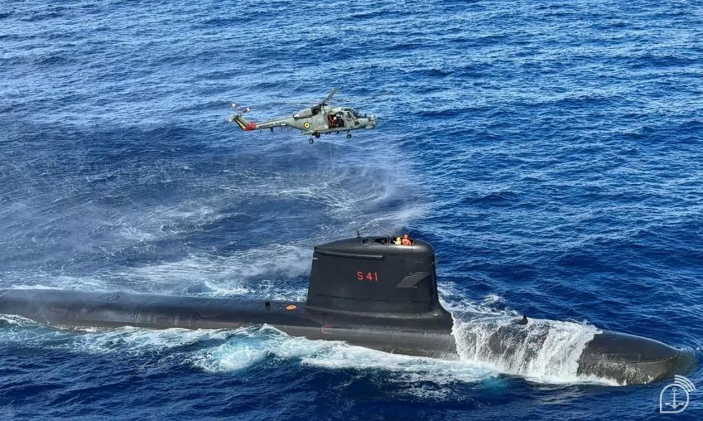 Submarino Humaitá participando de treinamento. Interação do submarino Humaitá em exercício de evacuação aeromédica.