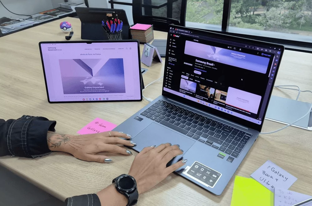 Imagem de uma pessoa usando um notebook e um tablet como segunda tela
