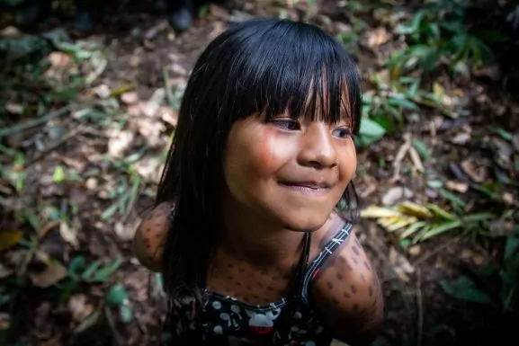 Kiara menina indígena