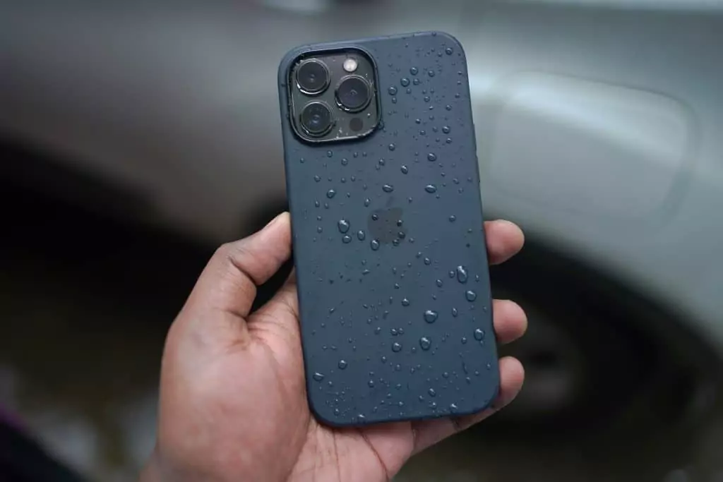 Celular à prova d'água? Entenda a diferença entre IP e ATM Guia Região dos Lagos 4 iPhone molhado por pingos de chuva, destacando a importância da proteção contra água