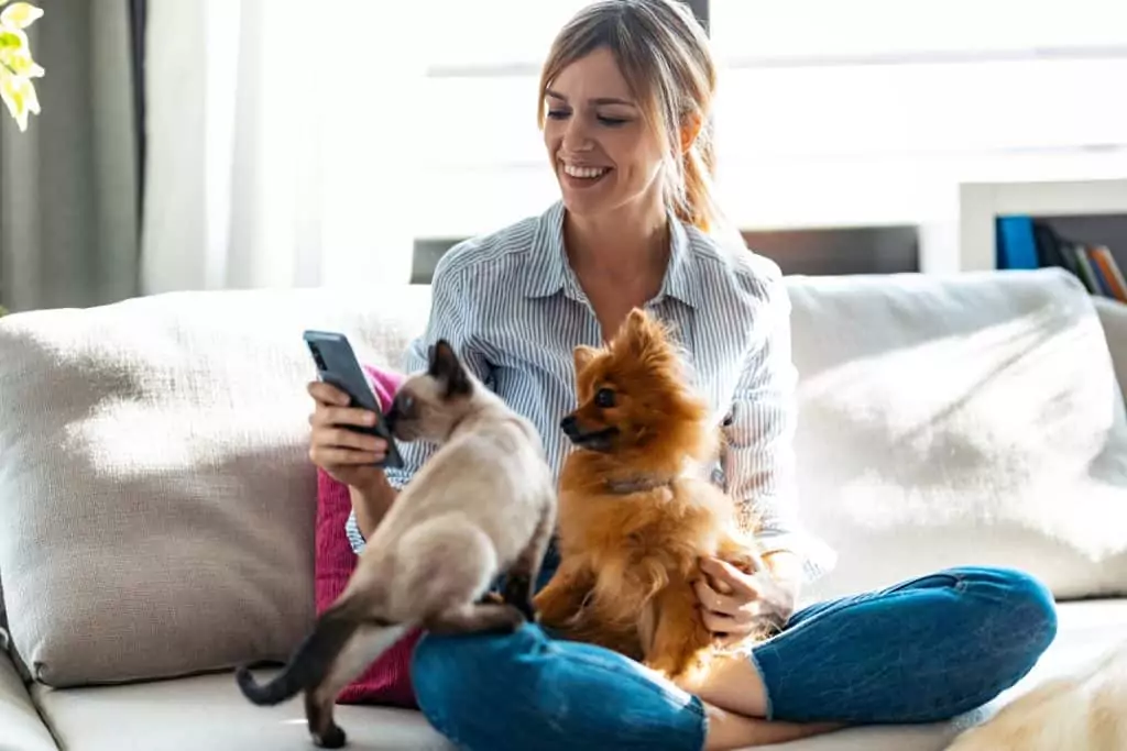 Tutora e seu cachorro (Imagem: Josep Suria/Shutterstock) Tutora e seu cachorro