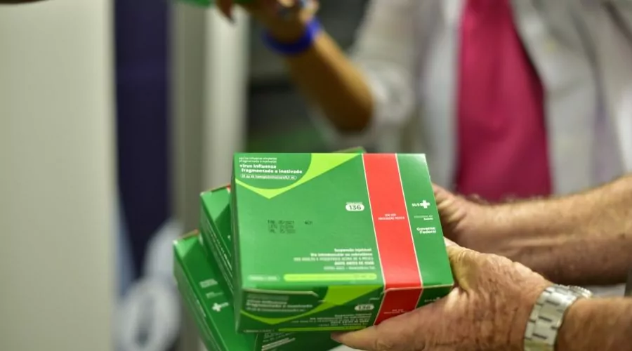 Maricá oferece vacina contra a gripe para profissionais da saúde