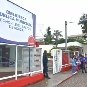 Prefeitura de Maricá promove atividade educativa na Biblioteca Municipal em homenagem ao Dia do Livro
