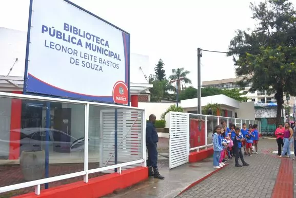 Prefeitura de Maricá promove atividade educativa na Biblioteca Municipal em homenagem ao Dia do Livro