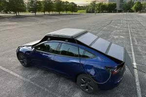 rack com painéis solares