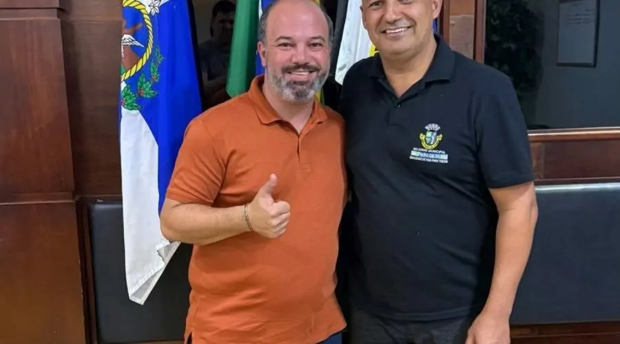 Prefeito de São Pedro da Aldeia recebe deputado federal em seu gabinete